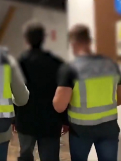 Captura de momento en la que la Policía de España detiene al reguetonero colombiano Jay Santos