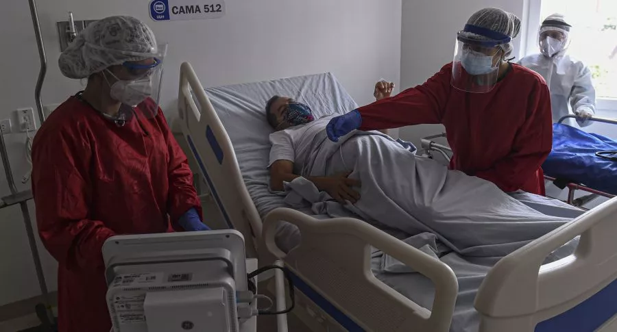 Personal de salud atendiendo a paciente con coronavirus ilustra nota sobre alerta roja hospitalaria que piden médicos en Bogotá