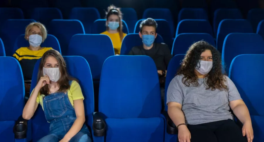 Personas en cine en medio de la pandemia, ilustran nota de Presidente de Cine Colombia, preocupado por segunda ola de coronavirus