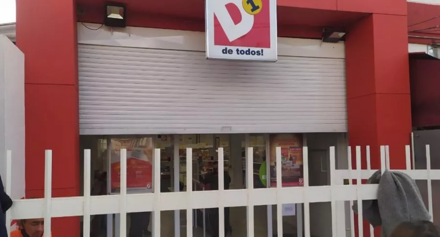 Imagen del supermercado D1 que fue robado este martes en Usaquén, en el norte de Bogotá, horas antes de que empiece la cuarentena estricta
