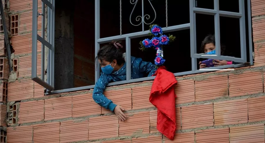 Hogar vulnerable de Bogotá ilustra nota sobre bono económico que recibirán familias de las localidades de la ciudad que entran a cuarentena estricta