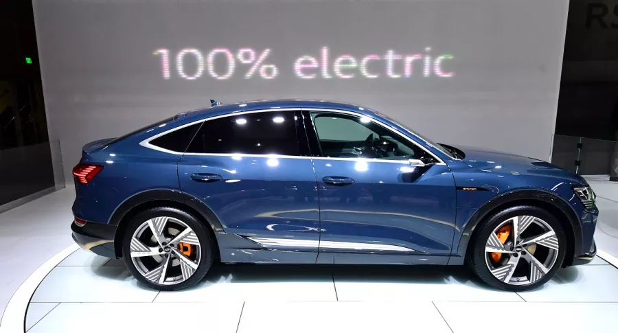El vehículo eléctrico Audi e-tron Sportback, uno de los más vendidos en Noruega, primer país del mundo en superar el 50 % de carros eléctricos vendidos, se exhibe en el Auto Show de Los Ángeles, el 20 de noviembre de 2019.