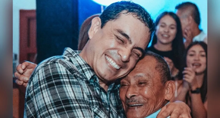 Foto de Alejandro Hoyos ('Suso el paspi'), y su abuelo, a propósito de muerte del mayor