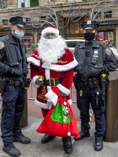 Policía con disfraz de Papá Noel, ilustra nota de oficial que compró cena de navidad a familia