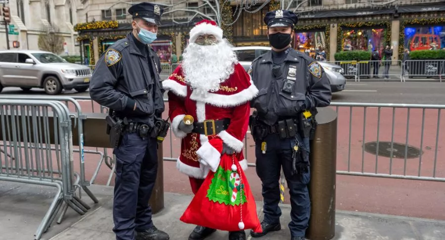 Policía con disfraz de Papá Noel, ilustra nota de oficial que compró cena de navidad a familia