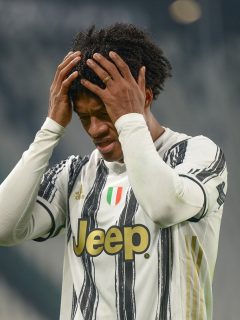 Juan Guillermo Cuadrado sufrió una molestia muscular y no pudo terminar el encuentro entre Napoli y Juventus por la Serie A.s.