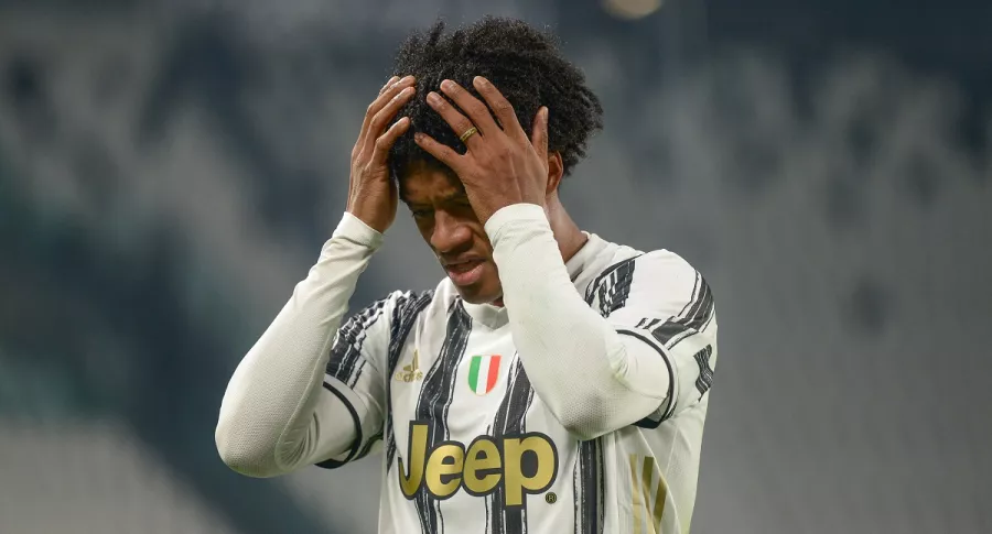 Juan Guillermo Cuadrado sufrió una molestia muscular y no pudo terminar el encuentro entre Napoli y Juventus por la Serie A.s.