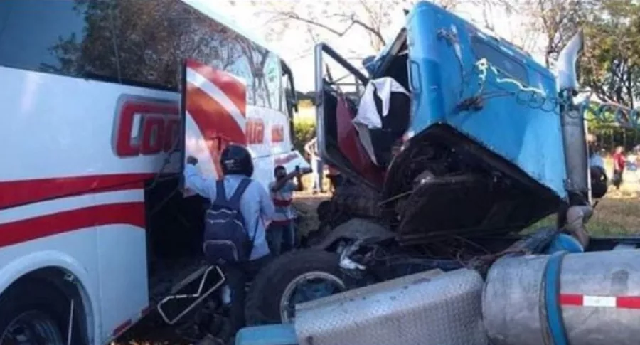 Imagen de cómo quedaron el bus y el camión que chocaron de frente en una vía en Cesar, con un saldo trágico de 3 muertos y 12 heridos