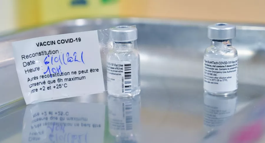 Imagen de frascos con dosis de la vacuna Pfizer-BioNTech contra el coronavirus ilustra artículo “La vacuna no puede ser vendida en cualquier esquina”: Invima
