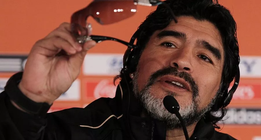 Foto de Maradona ilustra nota sobre que su herencia es suficiente para sus hijos nunca trabajen