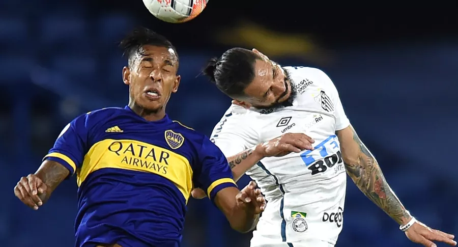 Boca Juniors y Santos empatan 0-0 en semifinal de la Copa Libertadores. Imagen de Sebastián Villa disputando el balón.