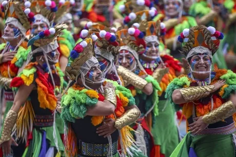 Pese a la pandemia, el Carnaval de Negros y Blancos muestra cómo preservar las tradiciones / AFP.