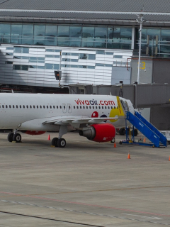 Avión de Viva Air ilustra nota sobre pasajero que murió en un avión de esa aerolínea