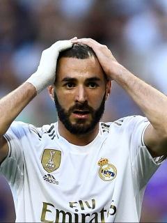El futbolista francés Karim Benzema, que será juzgado por caso de chantaje por video sexual, aparece el primero de octubre de 2019, durante el partido de fútbol del Grupo A de la Liga de Campeones de la UEFA entre el Real Madrid y el Club Brujas en el estadio Santiago Bernabéu en Madrid.