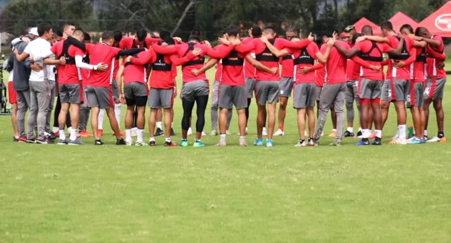 Crítica de Diego Rueda a refuerzos de Independiente Santa Fe. Imagen del equipo rojo en pretemporada.