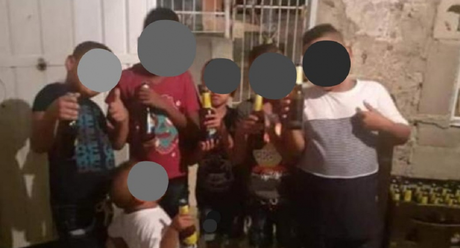 Foto de niños con cervezas en Santa Marta: sancionaron a los padres