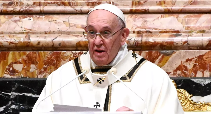 El Papa Francisco, que reza por Venezuela, azotada por "la arrogancia de los poderosos", habla en una misa de Nochebuena para conmemorar la natividad de Jesucristo el 24 de diciembre de 2020, en la basílica de San Pedro en el Vaticano.