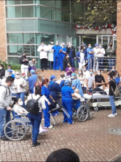 Imagen de la evacuación en la Clínica El Rosario en Medellín, debido a una fuga de gas