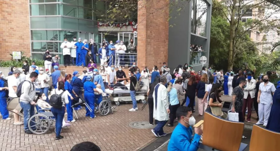 Imagen de la evacuación en la Clínica El Rosario en Medellín, debido a una fuga de gas