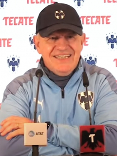 Javier Aguirre se burla de periodista en rueda de prensa.