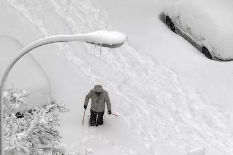 Las vías terrestres, ferroviarias y aéreas han sido cortadas por las violentas borrascas de nieve / AFP. 
