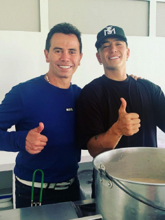 Foto de Jhonny Rivera y Andy Rivera, a propósito de que su tía volvió a caminar