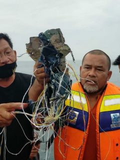 Pescadores hallan restos humanos y escombros de avión que se estrelló en Indonesia.