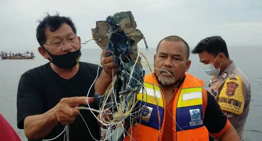 Pescadores hallan restos humanos y escombros de avión que se estrelló en Indonesia.