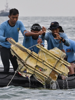Localizan cajas negras de avión Boeing que se estrelló en Indonesia.