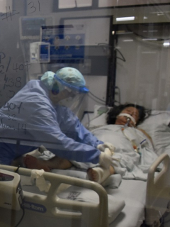 Unidad de cuidados intensivos en hospital de Colombia, país que ya no puede crear más camas UCI por falta de médicos
