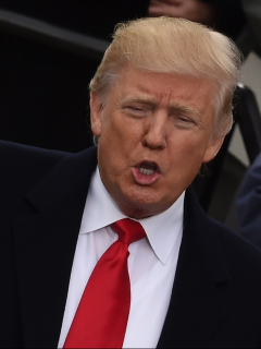 Donald Trump, que enfrentaría un juicio político de destitución, en foto de archivo del 20 de enero de 2017 cuando tomó juramento como presidente de Estados Unidos, frente al Capitolio en Washington, DC.