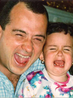 María José Valencia, hija de Jota Mario Valencia que contó que tiene un sueño recurrente y “mortificante” con su papá, en fotos de su infancia y juventud junto al fallecido presentador y periodista.