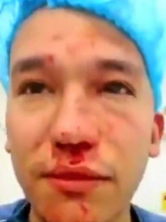 Carlos Piedrahita, médico de urgencias, fue brutalmente golpeado este domingo por un grupo de borrachos en un hospital de Medellín.