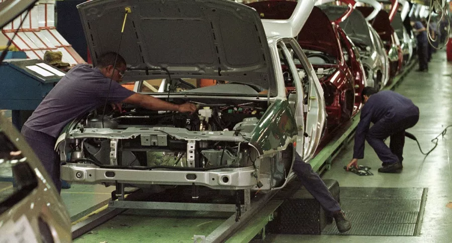 Trabajadores de Ford, que anunció el cierre de todas sus plantas en Brasil, la planta automotriz de Sao Bernardo do Campo, en Sao Paulo, en 1999.