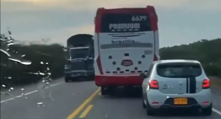 Imagen de un bus que casi ocasiona accidente en carretera de Colombia.  