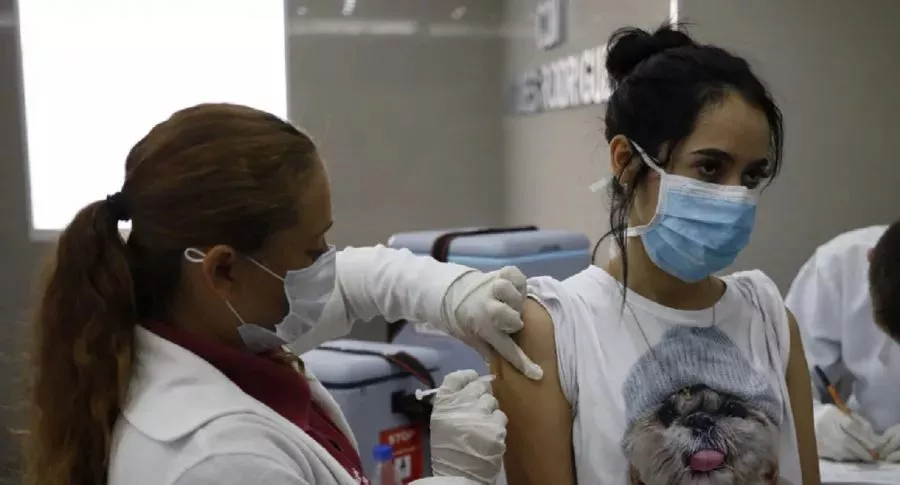Persona recibiendo la vacuna contra el coronavirus, que en Bogotá se aplicaría a domicilio para algunas personas