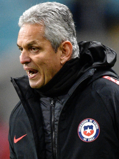 Reinaldo Rueda deja oficialmente la selección chilena. Imagen de referencia del entrenador colombiano.