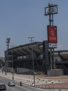 Bomberos intentan ayudar a un joven que se trepó a la luminaria del estadio bogotano con intención de lanzarse al vacío.
