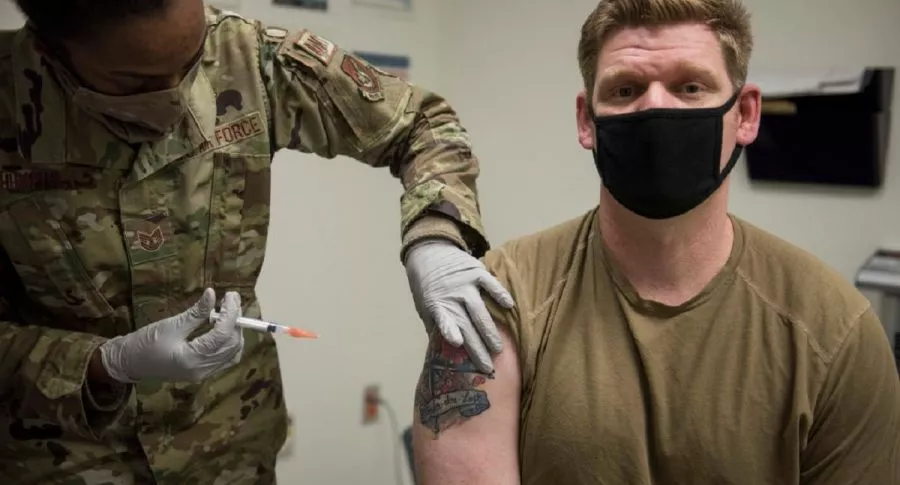 Un militar estadounidense recibe la vacuna contra el coronavirus que causa el COVID-19.