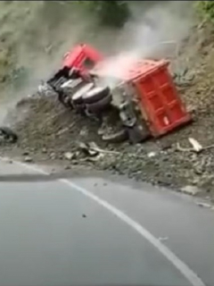 Imagen del momento en que una volqueta se sale de la vía en el Valle del Cauca, accidente que fue grabado por el conductor de una tractomula