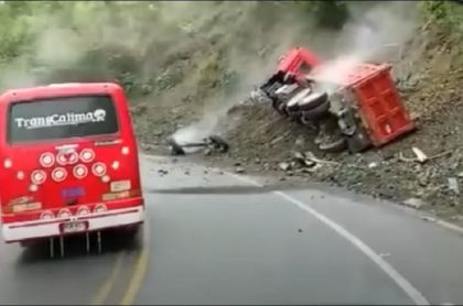 Imagen del momento en que una volqueta se sale de la vía en el Valle del Cauca, accidente que fue grabado por el conductor de una tractomula