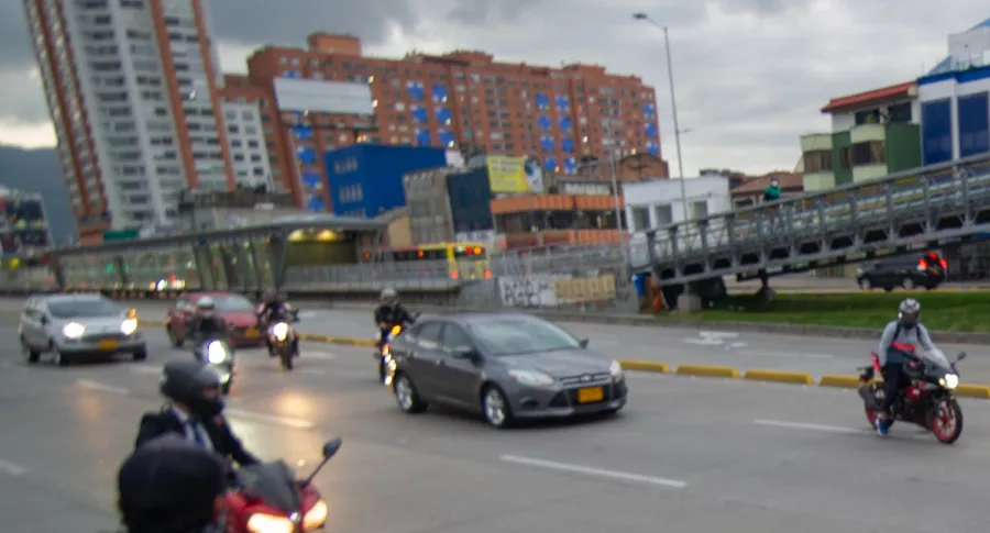 Carros y motos en vía de Bogotá, ilustran nota sobre pico y placa del 15 de enero del 2021, a qué hora empieza y excepciones.