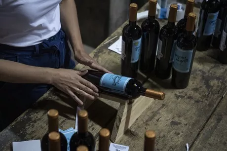 La botella es de la cepa insignia uruguaya tannat, y se vende por 340 pesos (unos 8 dólares) / AFP.