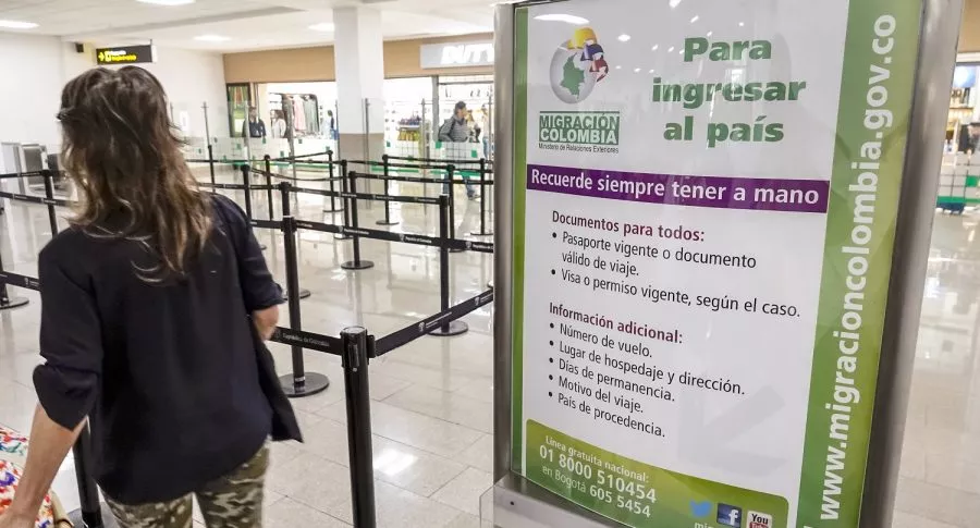 Mujer en aeropuerto de Cartagena ilustra nota sobre 3 extranjeros detenidos en esa ciudad por presentar pruebas de COVID-19 falsas