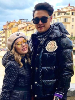 Muljadi posa con su esposa en uno de sus tantos viajes.