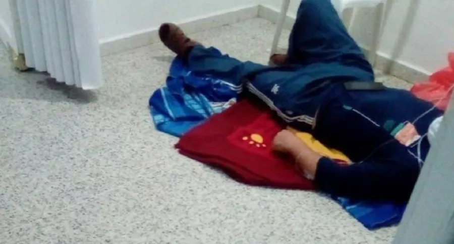 Imagen del paciente acostado en el piso del hospital Susana López de Valencia, en Popayán, que ya dio respuesta al caso
