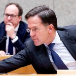 Gobierno de Países Bajos renuncia en bloque por escándalo de ayudas a familias