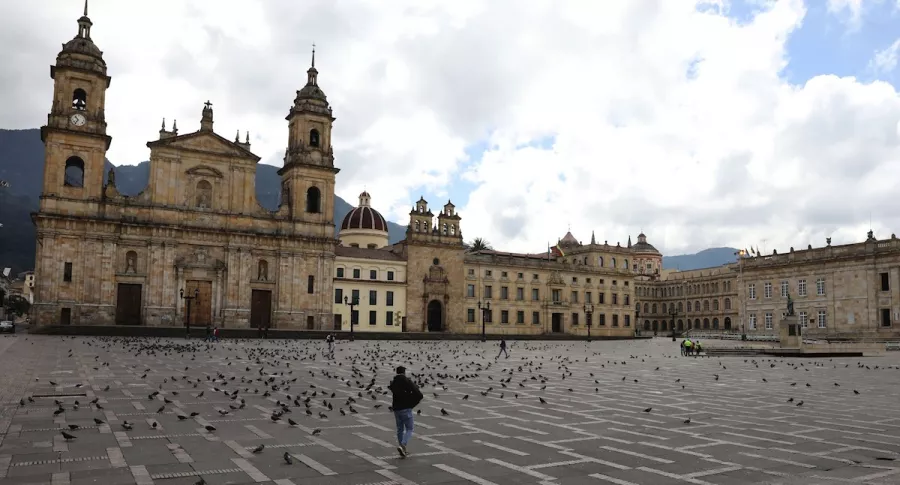Plaza de Bolívar de Bogotá en medio de nuevo toque de queda decretado en la ciudad, una de las noticias más importantes de esta semana