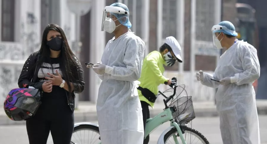Personas durante cuarentena en Bogotá, ciudad que tuvo récord de nuevos casos de coronavirus para un solo día este viernes 15 de enero