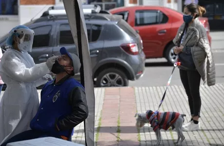 Ante las víctimas que ha cobrado la COVID-19 en Bogotá, se siguen tomando las pruebas de detección / AFP.